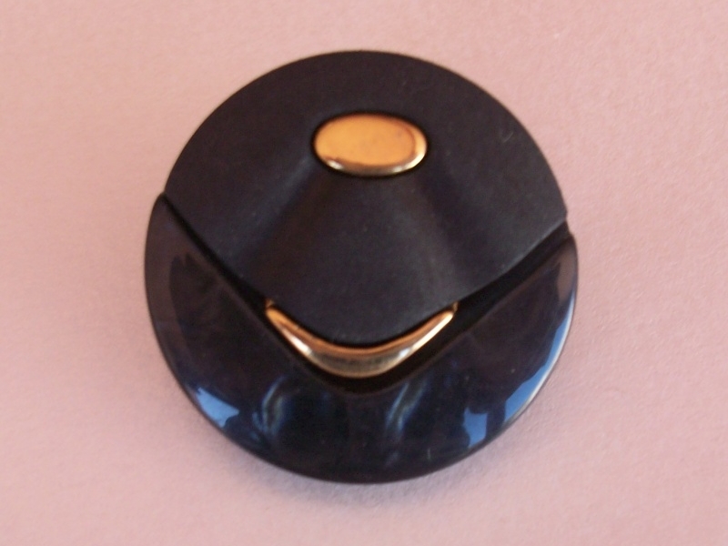 Boton Triple Con Base Dorado Con Poliester. Color: Negro