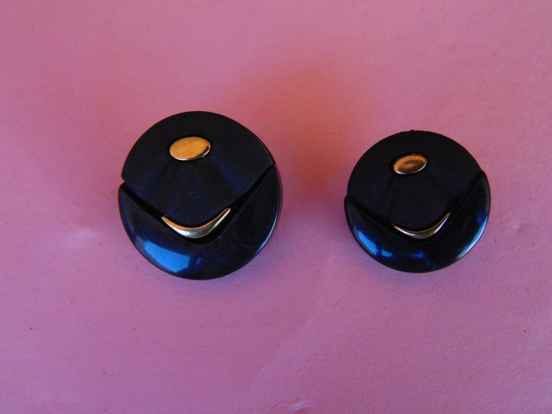 Boton Triple Con Base Dorado Con Poliester. Color: Negro